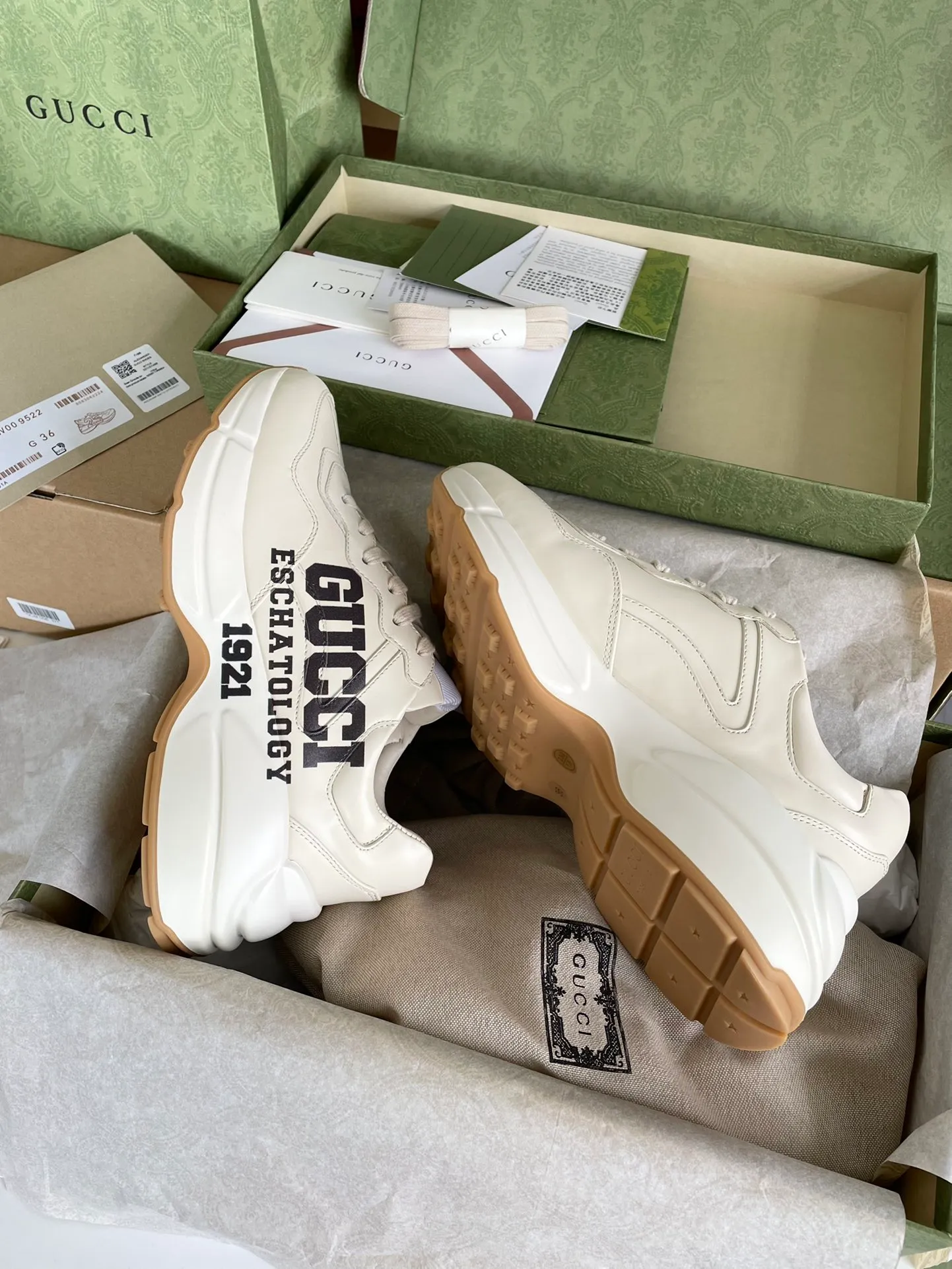 👟👟Ex-factory price 480👟👟 Men's model ➕10 Gucci dad shoes for couples, distressed leather horn-shaped retro jogging shoes. The Balenciaga grandpa trend has subsided and ushered in GUCCI dad shoes, the trend leader in the fashion industry. The original shoes are molded and the original last is made by the Italian handmade foundry! [Gucci original dad shoes] Original surface: imported calfskin! Lining: Grade A hybrid lambskin! Outsole: The highest restoration sole T👟👟Ex-factory price U material plus wear-resistant foam (anti-wear cushioning) ivory leather processed with distressed effect The sole is 5cm high! The comfort level is excellent, killing all high-end versions on the market! Original logo outsole! 👣Size: Women’s size 35-40. Men's size 38-45. Women's heel with 🈚️logo! Men's heel with 🈶️logo!